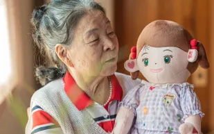 ابتكار كوري لإنقاذ كبار السن من العزلة… هل تنجح دميتها؟ 