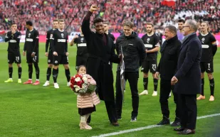 بايرن ميونخ يكرم كومان بعد 3 أشهر من رحيله إلى النصر السعودي.. صور