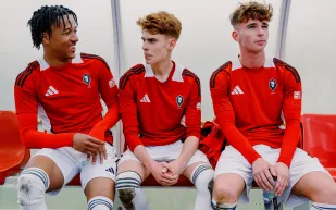 ابن أسطورة مانشستر يونايتد يسجل هدفين مذهلين في أول مباراة مع سالفورد