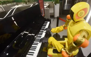 عزف آلي أم فنان؟ روبوت يذهل الجمهور في الصين (فيديو)