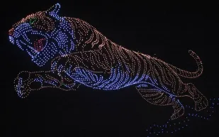 لوحات فنية في السماء.. درون دسارا يحقق رقمًا قياسيًا بـ3000 طائرة متزامنة (فيديو)