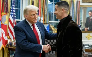 ترامب يلعب الكرة مع رونالدو في البيت الأبيض.. هل الفيديو حقيقي أم مفبرك؟ (فيديو)