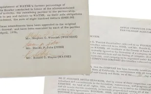 وثائق تأسيس آبل عام 1976 تُعرض في مزاد.. تعرّف على السعر المتوقع للبيع