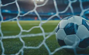 مواعيد مباريات اليوم.. مواجهات أوروبية حاسمة وعودة المنتخبات العربية للواجهة