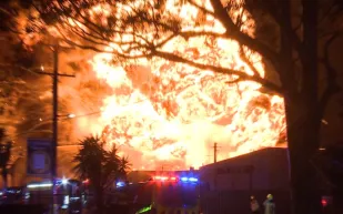 انفجار ضخم يهز سيدني.. كرة نارية ترتفع 100 متر ورجال الإطفاء ينجون بأعجوبة (فيديو)