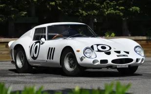 فيراري 250 GTO البيضاء الوحيدة تُعرض في مزاد عالمي.. هل تكسر الأرقام القياسية؟
