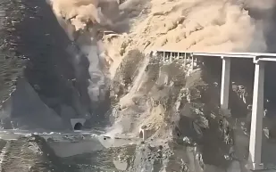 بعد أشهر من افتتاحه.. لحظة انهيار جسر في الصين (فيديو)