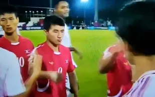 تصرف صادم من لاعبي كوريا الشمالية في مواجهة اليابان (فيديو)