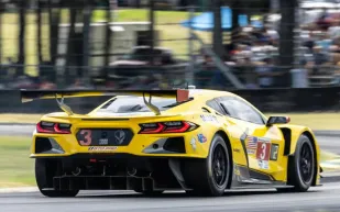 كورفيت C8.R.. عرض أسطورة السباقات للبيع بمبلغ زهيد