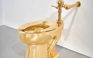 دار "سوذبيز" تعرض مرحاضًا ذهبيًا للفنان كاتيلان بسعر 10 ملايين دولار