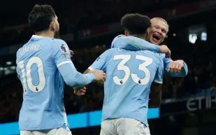 هالاند يعادل إنجاز فاولر ويقترب من تحطيم رقم لويس سواريز (فيديو)