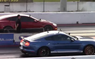 تسلا بلايد تواجه موستانج شيلبي في سباق ناري.. من انتصر؟ (فيديو)