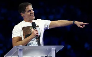 مارك كوبان يخالف الرأي السائد: الذكاء الاصطناعي لا يضر.. بل يُعدّ القادة