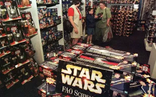 مقتنيات نادرة من أفلام Elf وStar Wars وIndiana Jones للبيع في مزاد تاريخي