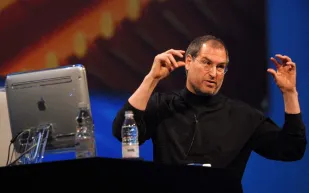 جوبز يتجاهل نصيحة بافيت المالية.. هل كانت ستغير مستقبل آبل؟