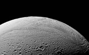 ناسا تكشف مفاجأة في أحد أقمار كوكب زحل