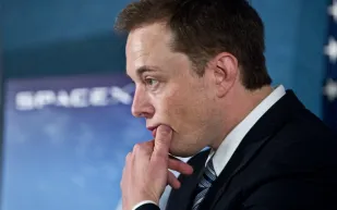 والدة إيلون ماسك تتحدث عن علاقتها بعائلته وأحفادها