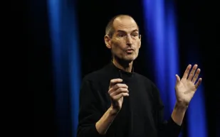 عادة غريبة لستيف جوبز مع السيارات.. لماذا كان يتجنب اللوحات؟