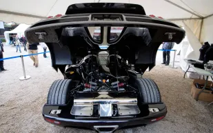 كوينيجسيج ريجيرا النادرة تسرق الأضواء في قلب موسكو