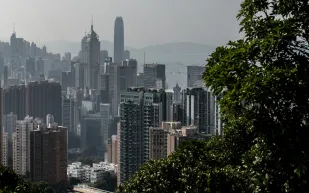 حريق ضخم يلتهم أبراجًا سكنية في هونغ كونغ (فيديو)