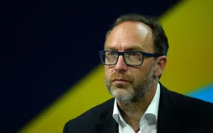 أسرع بودكاست في التاريخ: مؤسس ويكيبيديا يغادر مقابلة بعد 45 ثانية فقط!