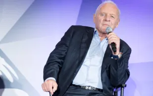 وصفه بالموضة.. أنتوني هوبكنز يرفض الاعتراف بمرض نفسي شهير (فيديو)