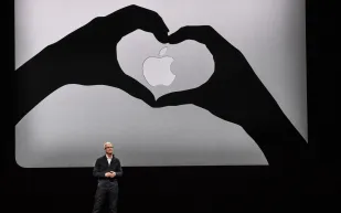 هل سيضيء ماك بوك إير أخيرًا بشاشة OLED؟ إليك توقعات 2028