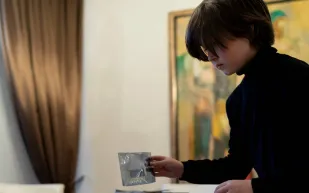 "أينشتاين الصغير" البلجيكي يحصل على دكتوراه في فيزياء الكم عن عمر 15 عامًا