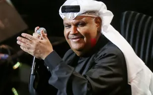 نبيل شعيل يتصدر ليلة تكريمه في موسم الرياض ويغني بحضور عايض ومطرف (فيديو)