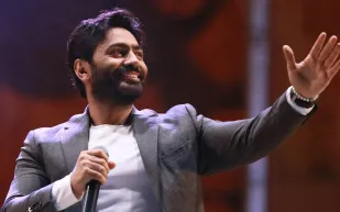 قلق في الوسط الفني بعد خضوع تامر حسني لجراحة في الكلى