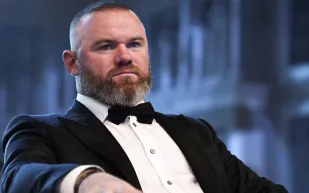 واين روني يعيد إحياء هدفه الأسطوري بضربة مقصية مذهلة (فيديو)