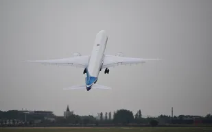 إقلاع عمودي يذهل العالم.. بوينغ 777X تخطف الأضواء في فارنبورو (فيديو)