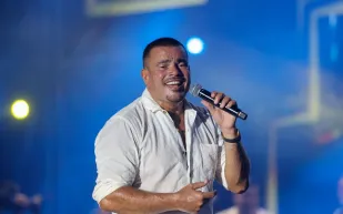 الكشف عن رواية جديدة تتناول سيرة عمرو دياب… هل تتحول قريبًا إلى عمل فني؟