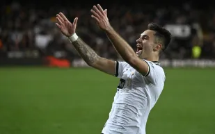 هل ينجح مانشستر سيتي في خطف جومي دورا من فالنسيا؟