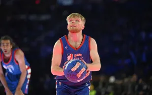 تريستان جاس يدخل موسوعة غينيس بأطول تصويبة مرتدة في كرة السلة (فيديو)