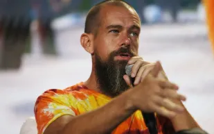 دعم غير متوقع من مؤسس تويتر لإيلون ماسك قبل تصويت مساهمي تسلا