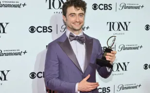 طرد بطل "هاري بوتر" من مسرحية في نيويورك.. ماذا فعل؟ (فيديو)