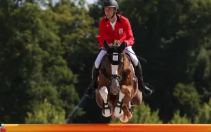 منصة التتويج بالرياض تحتفل بأصغر بطل في تاريخ لونجين العالمية