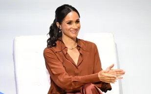 بعد اعتزالها بسبب الزواج الملكي.. ميغان ماركل تعود للفن بدعم من هاري (فيديو)