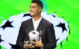 رونالدو يثير العالم بـ"سيلفي المليارات": 700 مليار دولار في لقطة واحدة