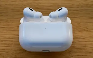 آبل تمنح مستخدمي الآيربودز السيطرة الكاملة على الصوت في iOS 26