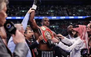 بعد شهور من الغموض.. تركي آل الشيخ يلمّح إلى نزال جوشوا ضد فيوري