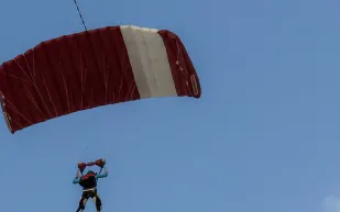 رقم قياسي عالمي في القفز بالمظلات فوق بحيرة ويلز بفلوريدا (فيديو)