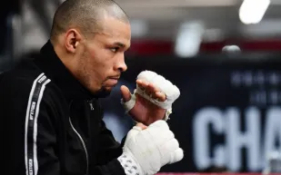 كريس يوبانك جونيور يعيد الجدل إلى الحلبة بأسلوبه القاسي في خفض الوزن (فيديو)