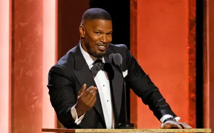 جيمي فوكس يتألق بساعة فاخرة من الذهب والماس في ميامي