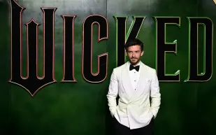 أوسم رجل في العالم لعام 2025.. جوناثان بيلي يروي فصلاً جديدًا في الأناقة