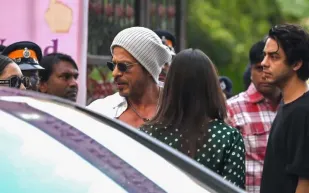 لأسباب أمنية.. شاروخان يغيب عن شرفة قصره للمرة الأولى في عيد ميلاده الستين