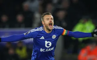 جيمي فاردي يُكرم زوجته بارتداء اسمها في حملة ضد العنف في إيطاليا (فيديو)