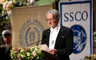 جيفري هينتون: الذكاء الاصطناعي سيخلق بطالة هائلة ويُضاعف أرباح الشركات الكبرى