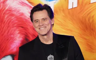 صوت من الماضي يهزّ القاعة.. جيم كاري يستحضر روح كورنيل في خطابٍ مؤثر (فيديو)